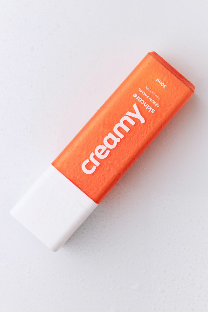Tipos de vitamina C: guia completo para pele, saúde e alimentação 1 Vitamina C 10% da Creamy deitada sobre uma mesa branca.