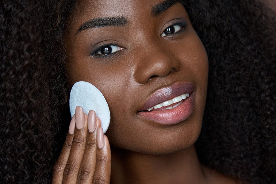 É possível controlar a oleosidade da pele por meio do skincare? Veja 5 dicas!