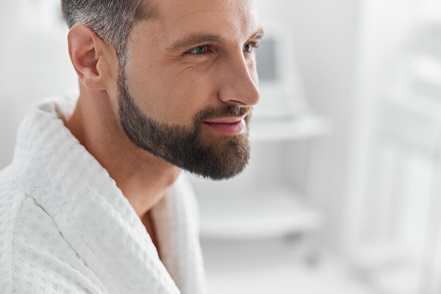 Homem de perfil.