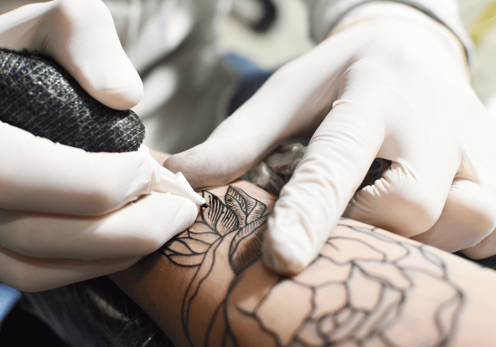 Pretende tatuar as mãos? Saiba quais os cuidados necessários para a  cicatrização e inspire-se nos famosos - Glamurama