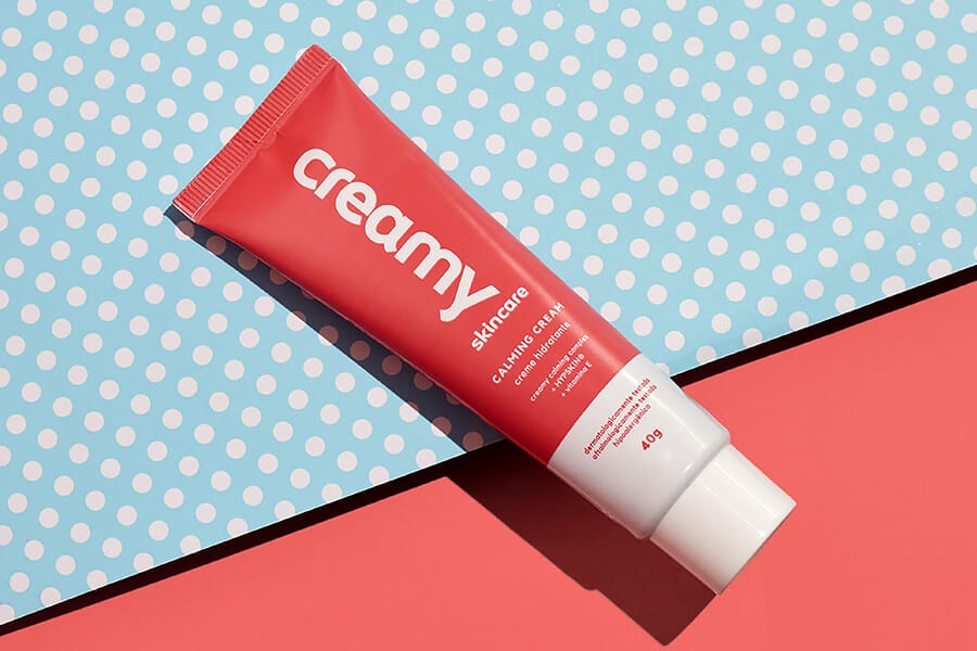 hidratante Creamy Calming Cream, que é ideal para a pele sensível ao toque.