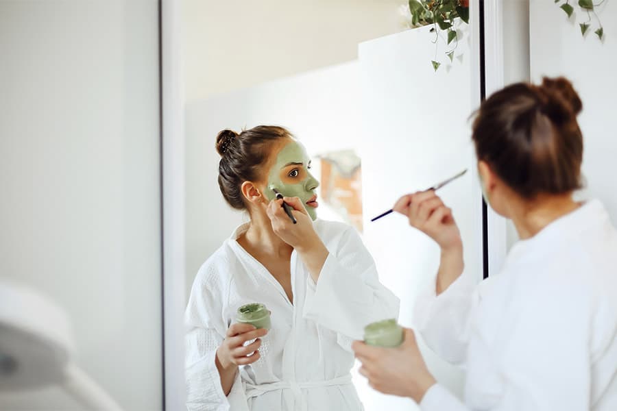 Máscara de argila: confira os benefícios e como aplicá-la corretamente