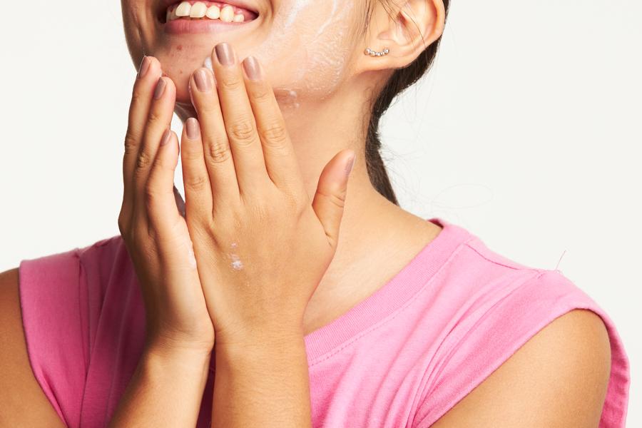 Double cleansing: saiba tudo sobre a técnica de limpeza facial