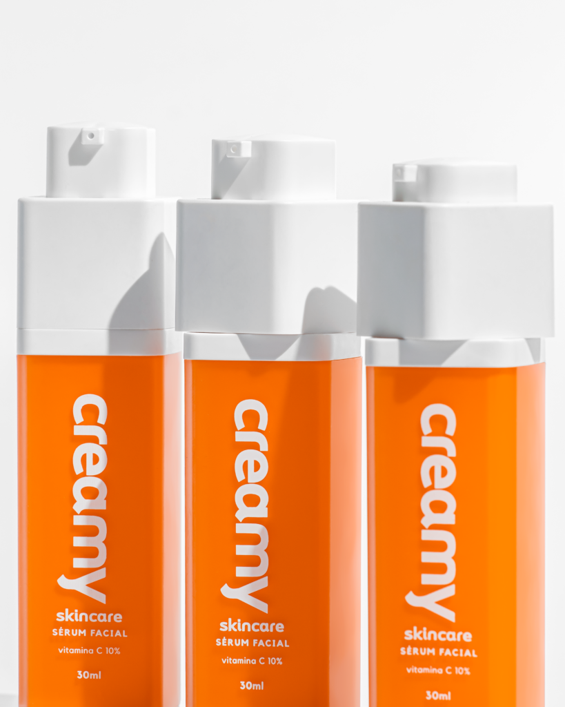 Vitamina C para o rosto: para que serve e quais os benefícios 1 Três Vitaminas C 10% da Creamy abertas, em um fundo branco.