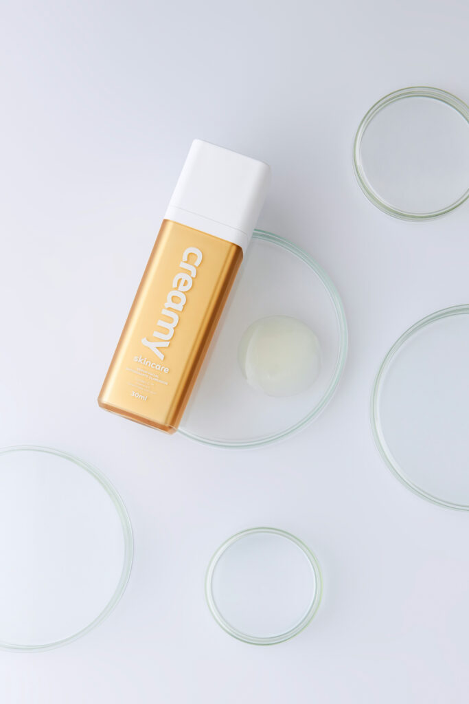 Vitamina C para o rosto: para que serve e quais os benefícios 2 Vitamina C Gold em um fundo branco.