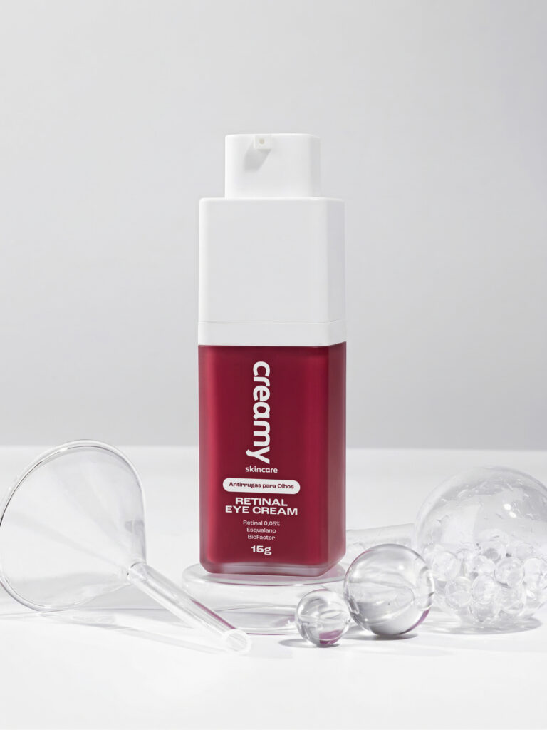 Área dos olhos: guia definitivo para cuidar de rugas, linhas finas e firmeza 1 Retinal Eye Cream em um fundo branco, com itens laboratoriais do lado.